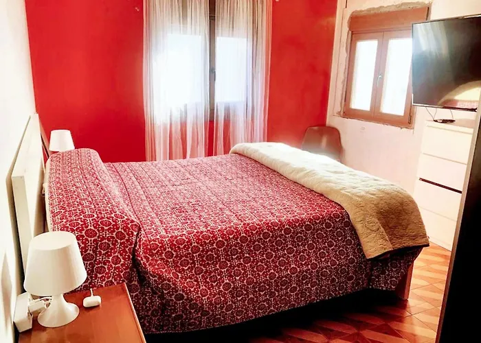 בית נופש Welcoming House With Sea View In Corme-porto Corme